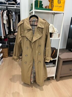 Bradley Jons trench coat